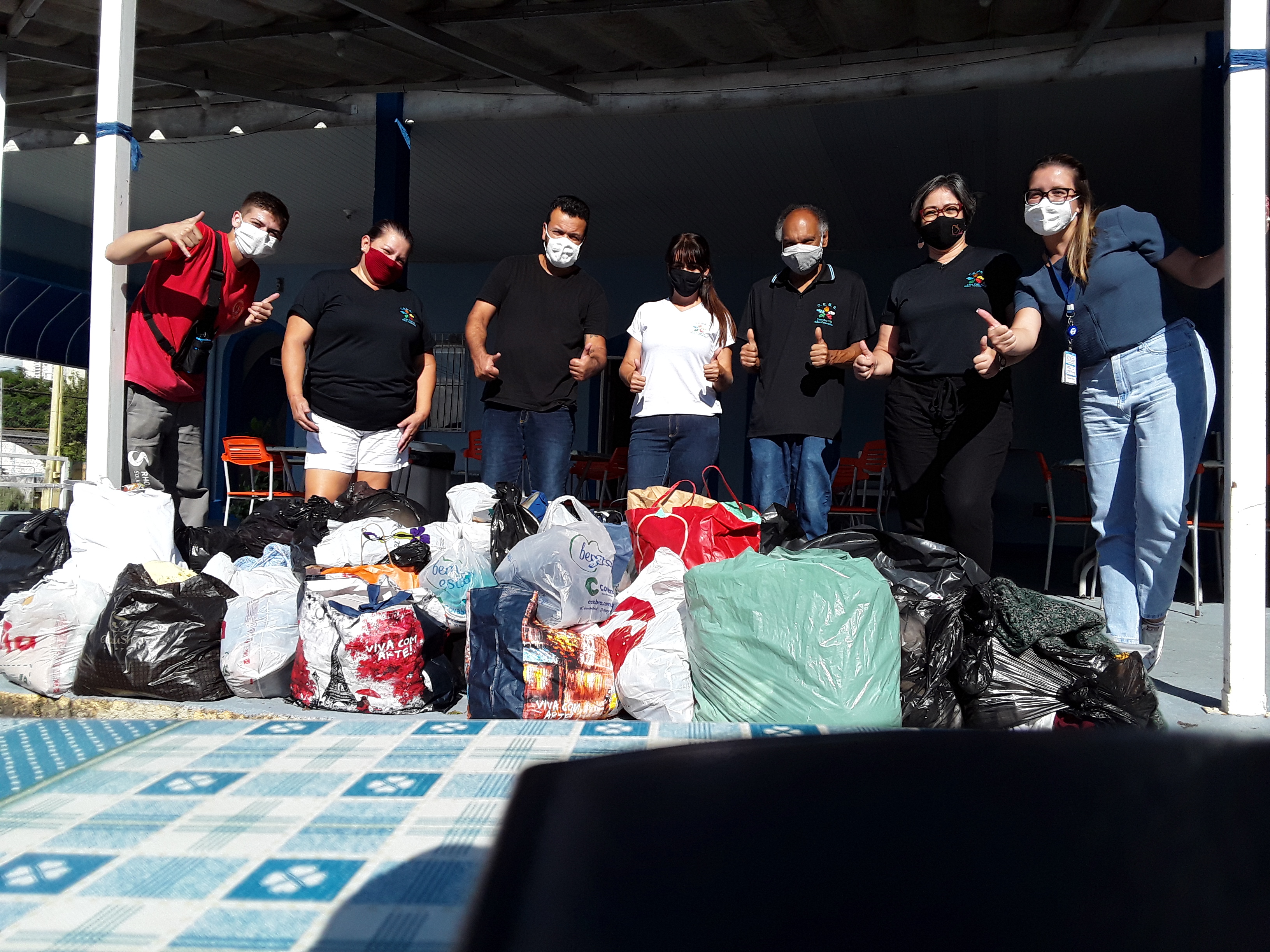 Voluntarios_doacao roupas Voluntarios_doacao roupas