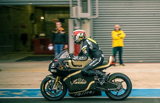 sarolea-rider-along-the-pit-lane