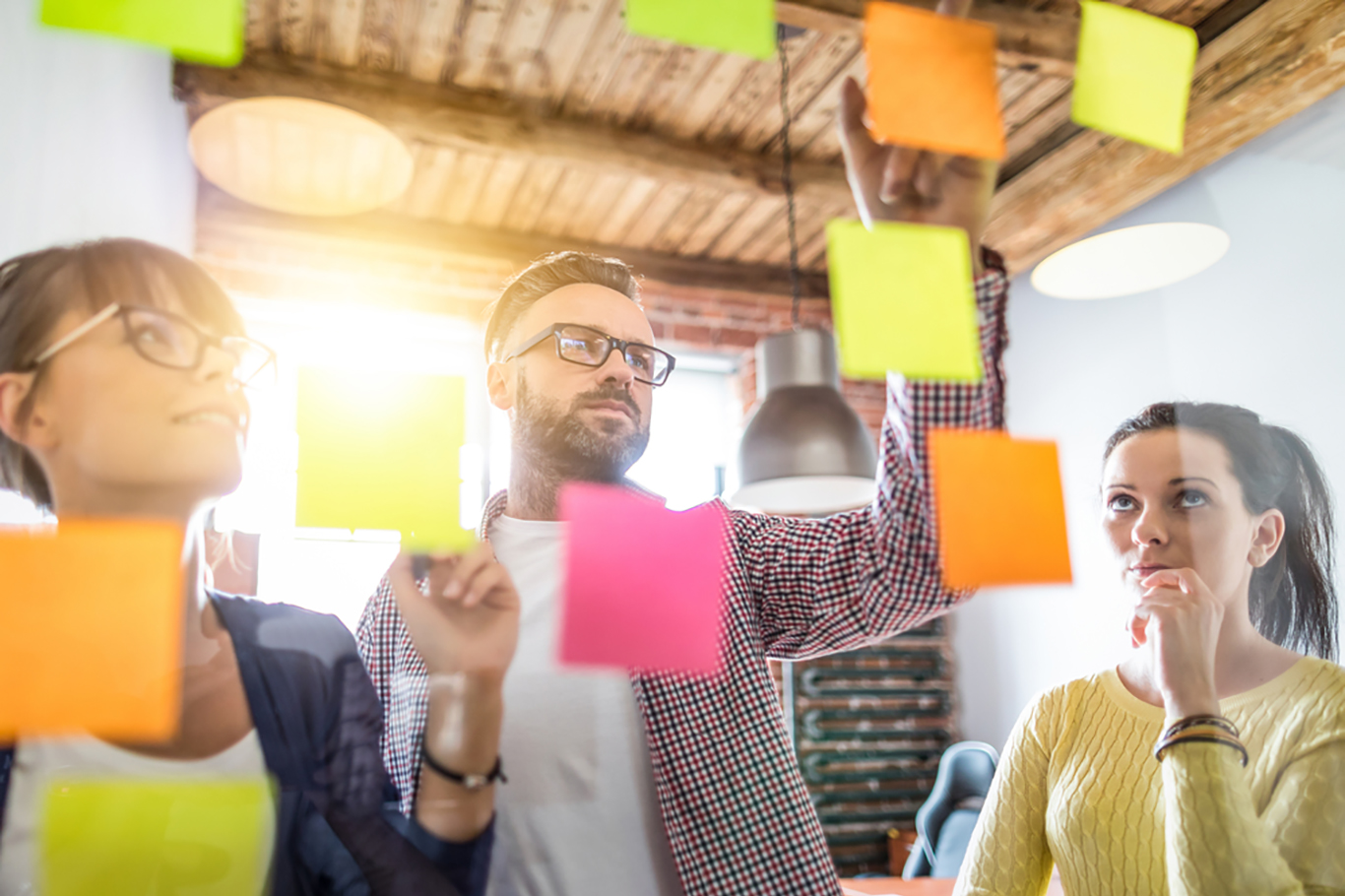 satisfied-employees-working-with-post-it satisfied-employees-working-with-post-it