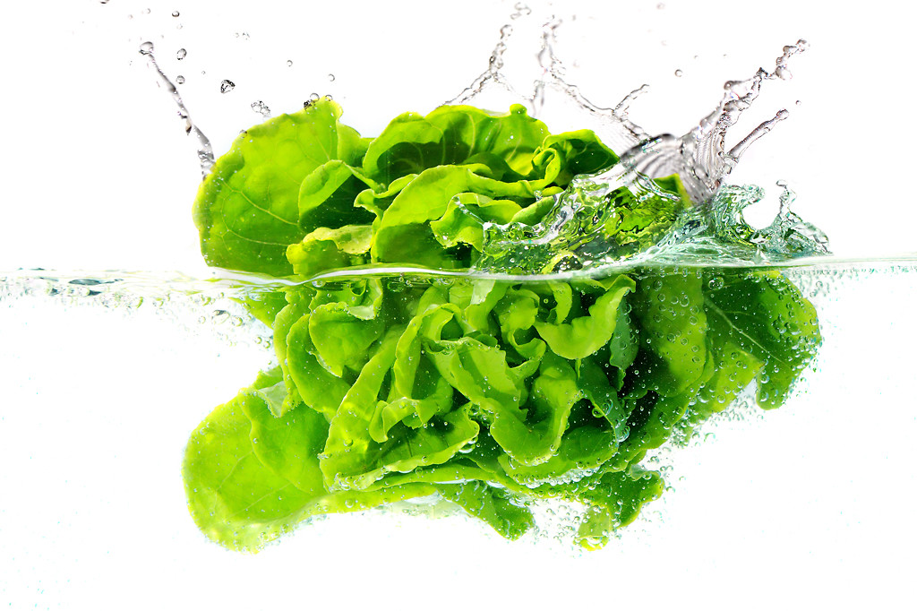 Green salad into water