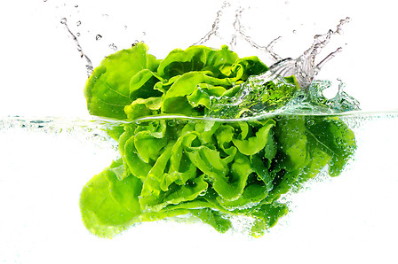 Green salad into water