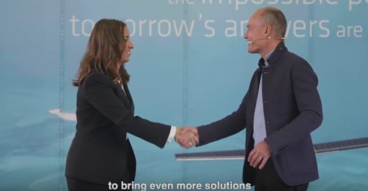 Ilham Kadri and Bertrand Piccard shaking hands Ilham Kadri and Bertrand Piccard shaking hands