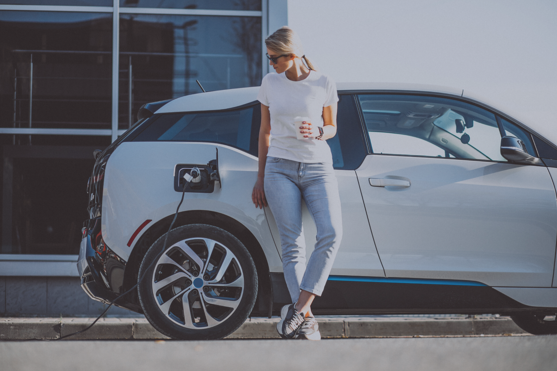 Electric-vehicle-woman-solvay Electric-vehicle-woman-solvay